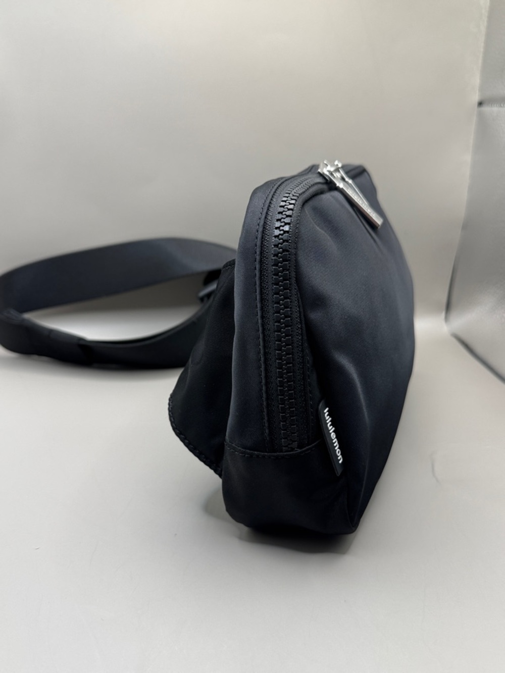 Lululemon Everywhere Belt Bag (2L) - Picture 5 of 8